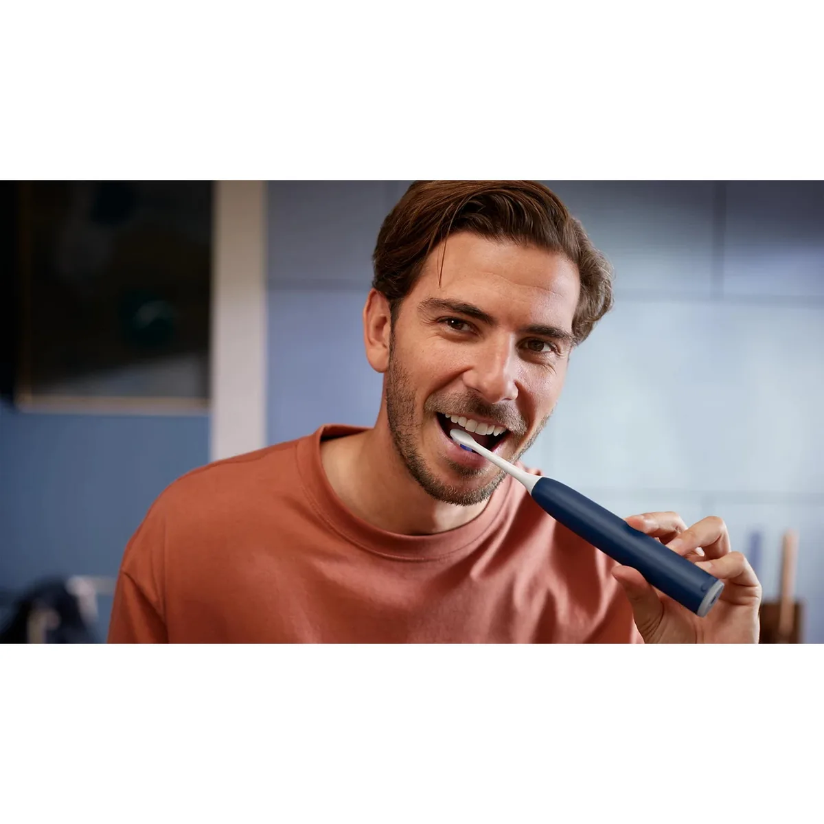 Електрична зубна щітка Philips Sonicare 6100 Series, 62 тис. коливань/хв, 1 насадка, футляр, синій.