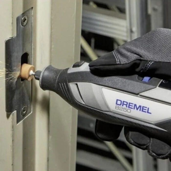 Акумуляторна шліфувально-гравірувальна машина Dremel 8250-5/65 12В 2х2А·год 5000-30000 об/хв з кейсом, вага 0.59 кг.