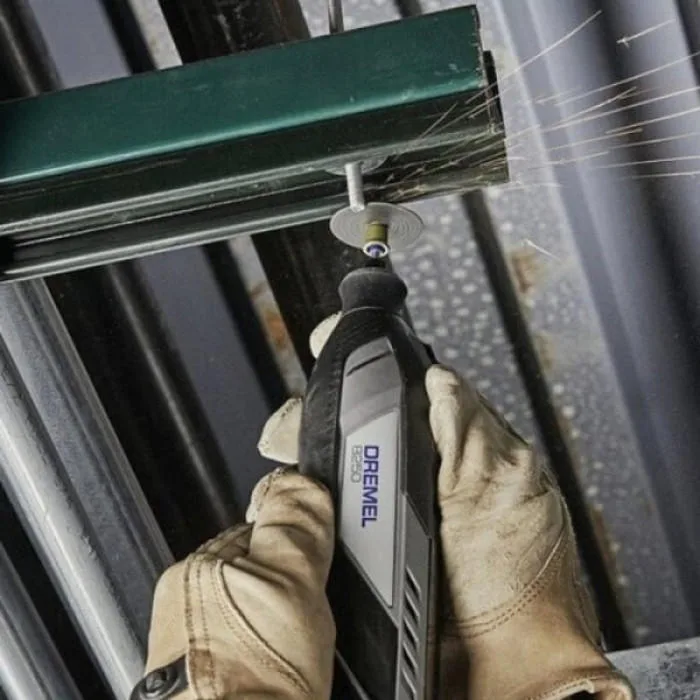 Акумуляторна шліфувально-гравірувальна машина Dremel 8250-5/65 12В 2х2А·год 5000-30000 об/хв з кейсом, вага 0.59 кг.
