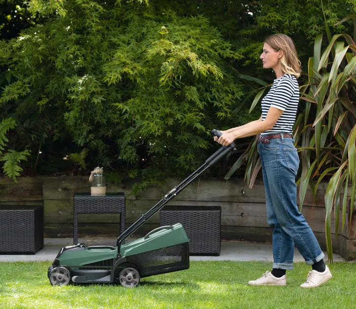 Акумуляторна газонокосарка Bosch CityMower 18V-32-300: 18В, 1х4А·год, ширина косіння 34 см, об'єм травозбірника 31 л, висота різу