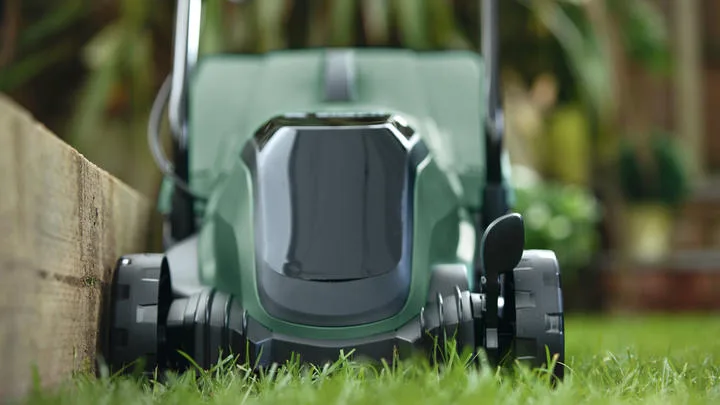 Акумуляторна газонокосарка Bosch CityMower 18V-32-300: 18В, 1х4А·год, ширина косіння 34 см, об'єм травозбірника 31 л, висота різу