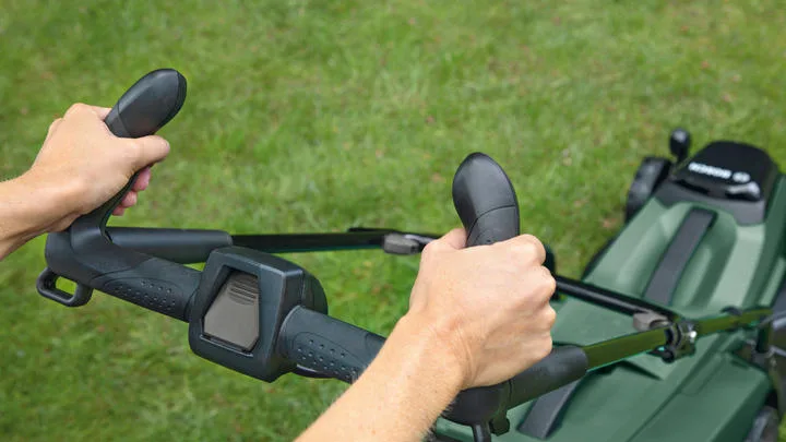 Акумуляторна газонокосарка Bosch CityMower 18V-32-300: 18В, 1х4А·год, ширина косіння 34 см, об'єм травозбірника 31 л, висота різу