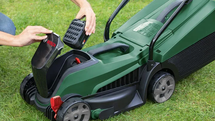Акумуляторна газонокосарка Bosch CityMower 18V-32-300: 18В, 1х4А·год, ширина косіння 34 см, об'єм травозбірника 31 л, висота різу