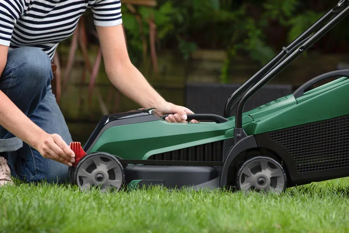 Акумуляторна газонокосарка Bosch CityMower 18V-32-300: 18В, 1х4А·год, ширина косіння 34 см, об'єм травозбірника 31 л, висота різу