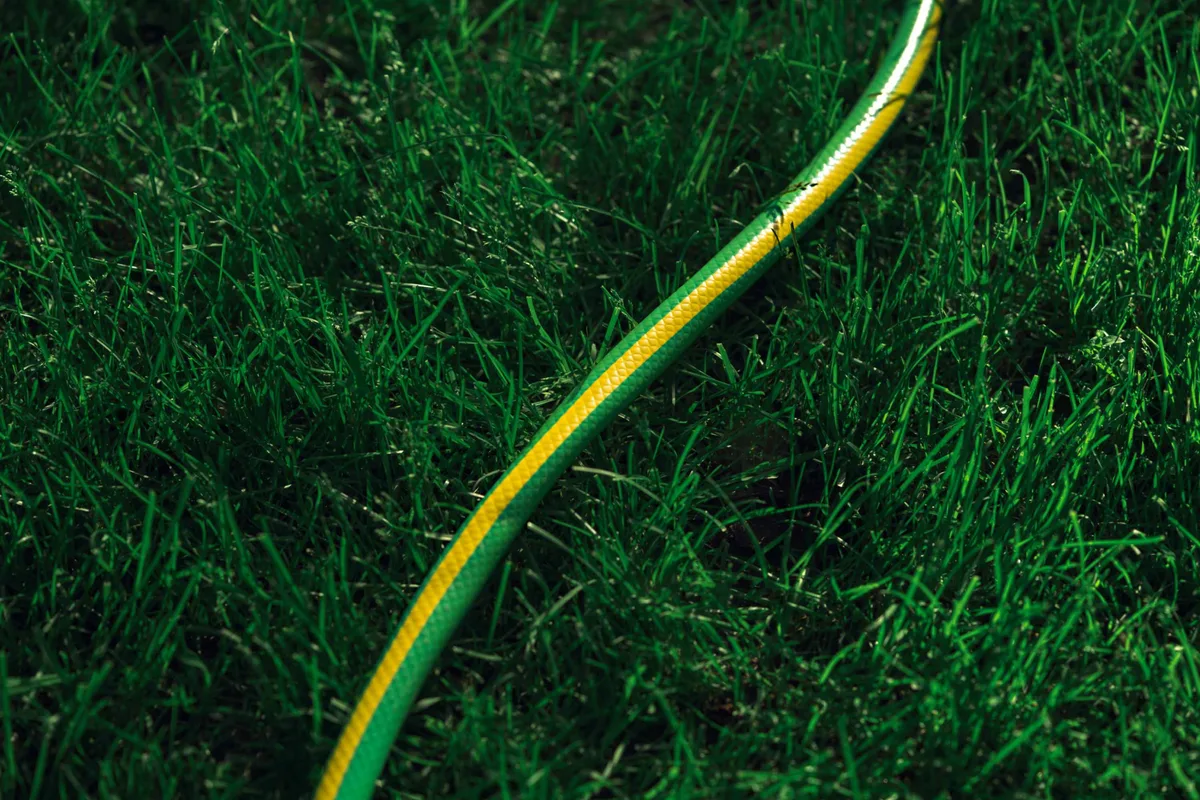 Садовий шланг 2Е AquaFlex Green 3/4", 30 метрів, трислойний, витримує тиск до 10 бар, температурний діапазон -5 до +50°C.