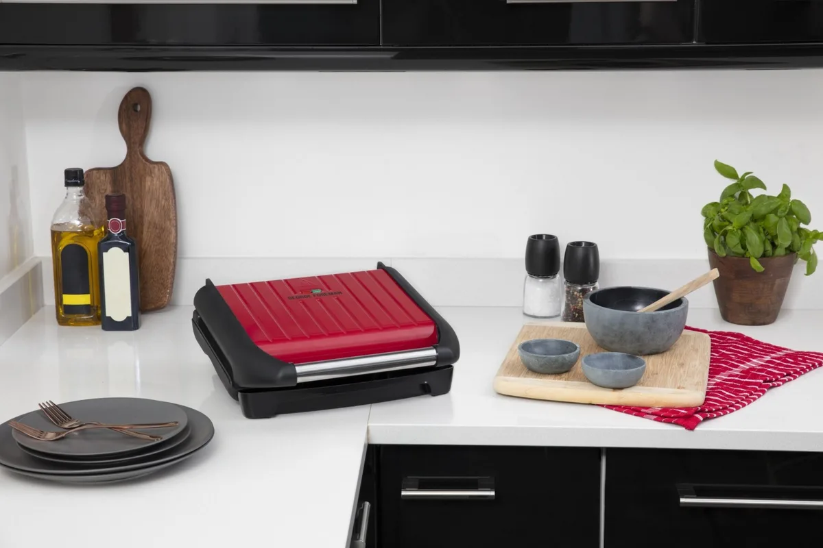 Прижимный гриль Russell Hobbs Family SteelGrill 1650Вт, 1 температурный режим, металлический корпус, красно-черный