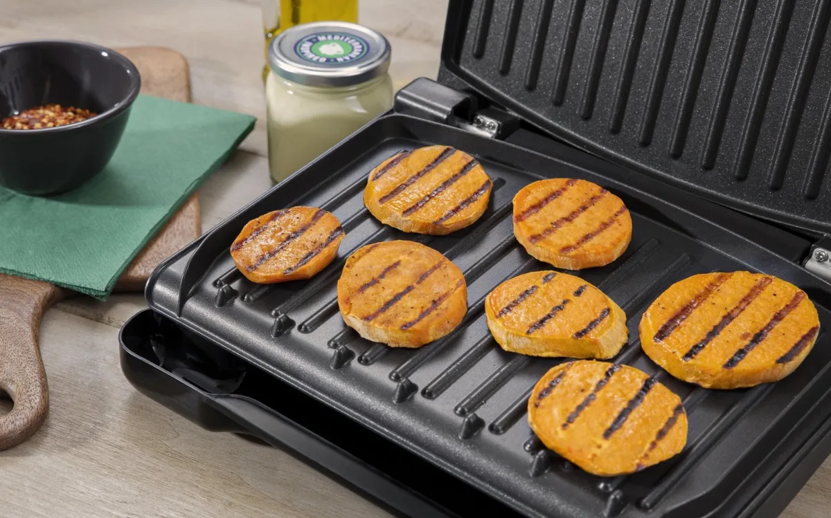 Прижимный гриль Russell Hobbs Family SteelGrill 1650Вт, 1 температурный режим, металлический корпус, красно-черный
