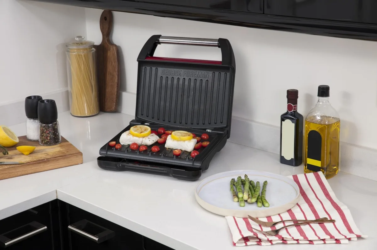 Прижимный гриль Russell Hobbs Family SteelGrill 1650Вт, 1 температурный режим, металлический корпус, красно-черный