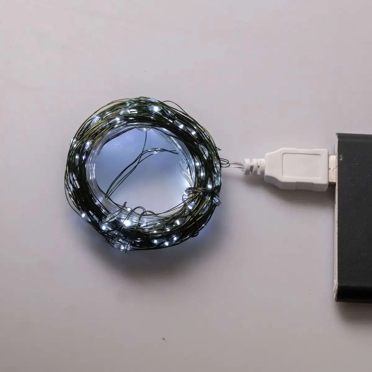 Світлодіодна гірлянда 200 LED динамічна 20 м USB IP44 біла на зеленому дроті