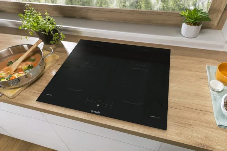 Індукційна варильна панель Gorenje, 60 см, з функцією PowerBoost та сенсорним управлінням, чорного кольору.
