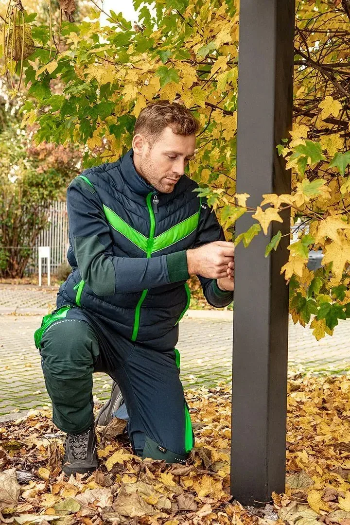 Зимовий утеплений жилет Neo Tools PREMIUM, 100% поліестер, M(50), чорний з зеленим.