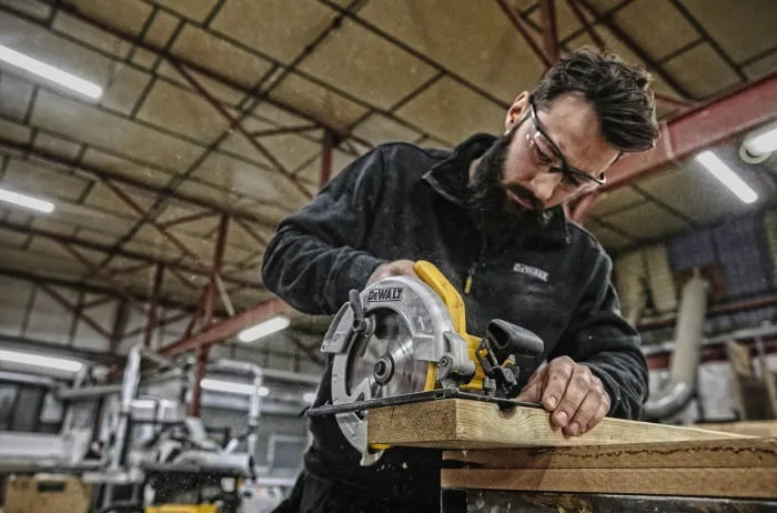 Дискова пила DeWalt 1350Вт 184мм для різання деревини легка ручна пила швидка і точна 5500об/хв