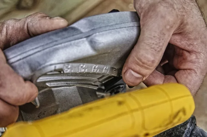 Дискова пила DeWalt 1350Вт 184мм для різання деревини легка ручна пила швидка і точна 5500об/хв