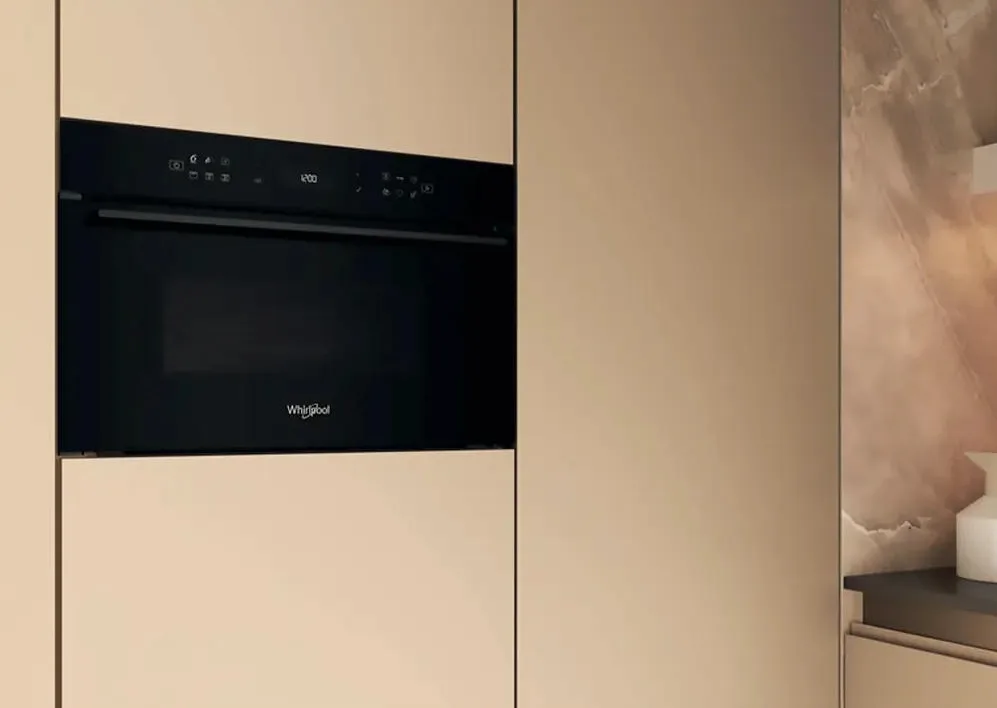 Вбудована мікрохвильова піч Whirlpool, 31л, електронне управління, 1000Вт, гриль, дисплей, чорного кольору.