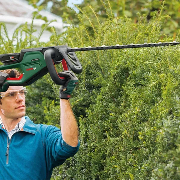 Аккумуляторный кусторез Bosch UniversalHedgeCut 18V-50, 18В, 50мм, шаг реза 20мм, вес 23кг, без батареи и зарядного устройства