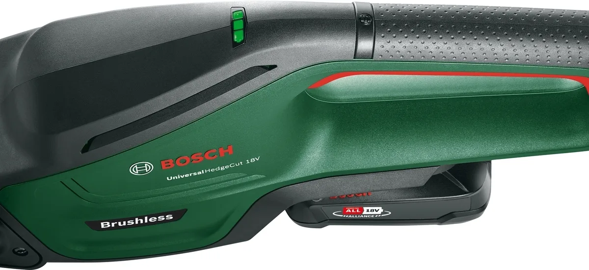 Аккумуляторный кусторез Bosch UniversalHedgeCut 18V-50, 18В, 50мм, шаг реза 20мм, вес 23кг, без батареи и зарядного устройства