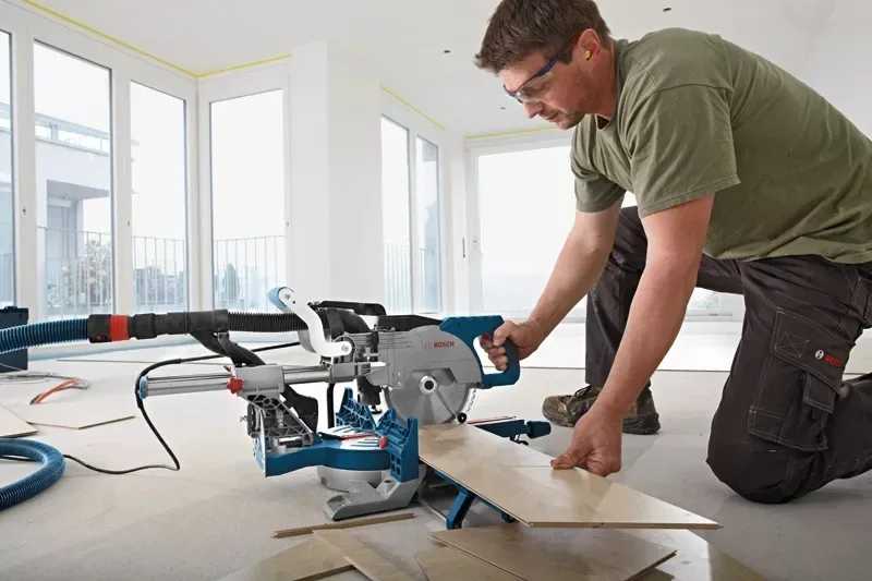 Торцювальна пила Bosch Professional GCM 8 SJL 1600Вт, диск 216мм, вага 17.3кг.