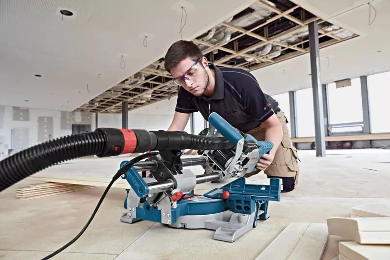 Торцювальна пила Bosch Professional GCM 8 SJL 1600Вт, диск 216мм, вага 17.3кг.