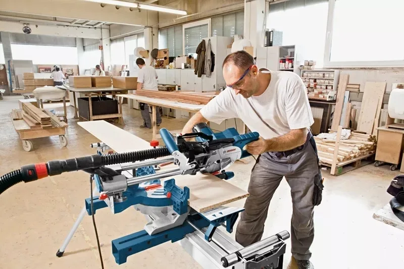Торцювальна пила Bosch Professional GCM 8 SJL 1600Вт, диск 216мм, вага 17.3кг.