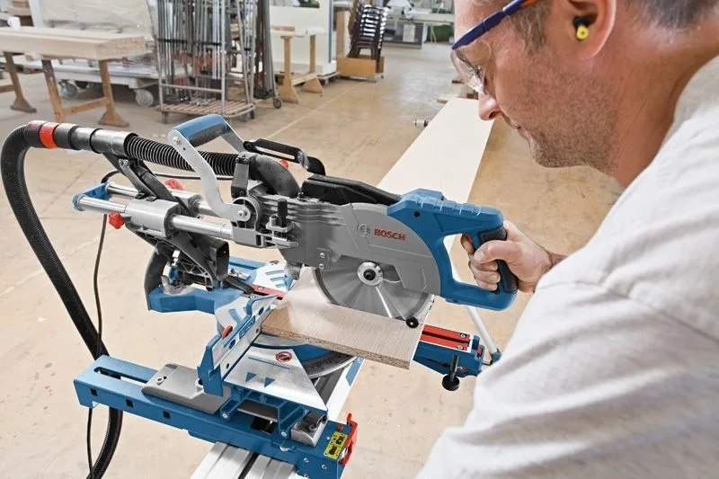 Торцювальна пила Bosch Professional GCM 8 SJL 1600Вт, диск 216мм, вага 17.3кг.
