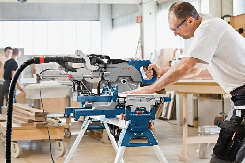 Торцювальна пила Bosch Professional GCM 8 SJL 1600Вт, диск 216мм, вага 17.3кг.