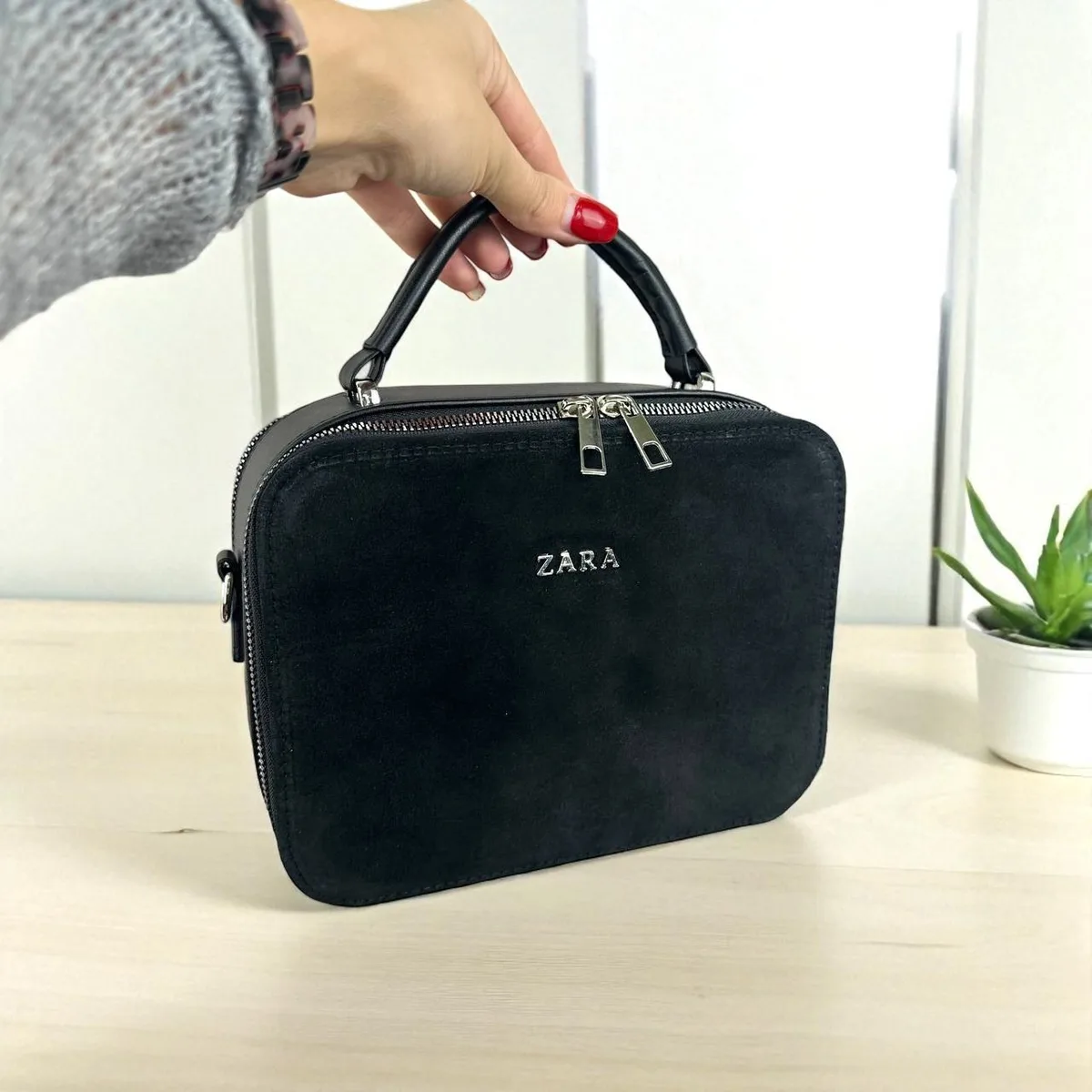 Замшевая мини-сумка на плечо Zara черная 21x8,5x16 см натуральная замша