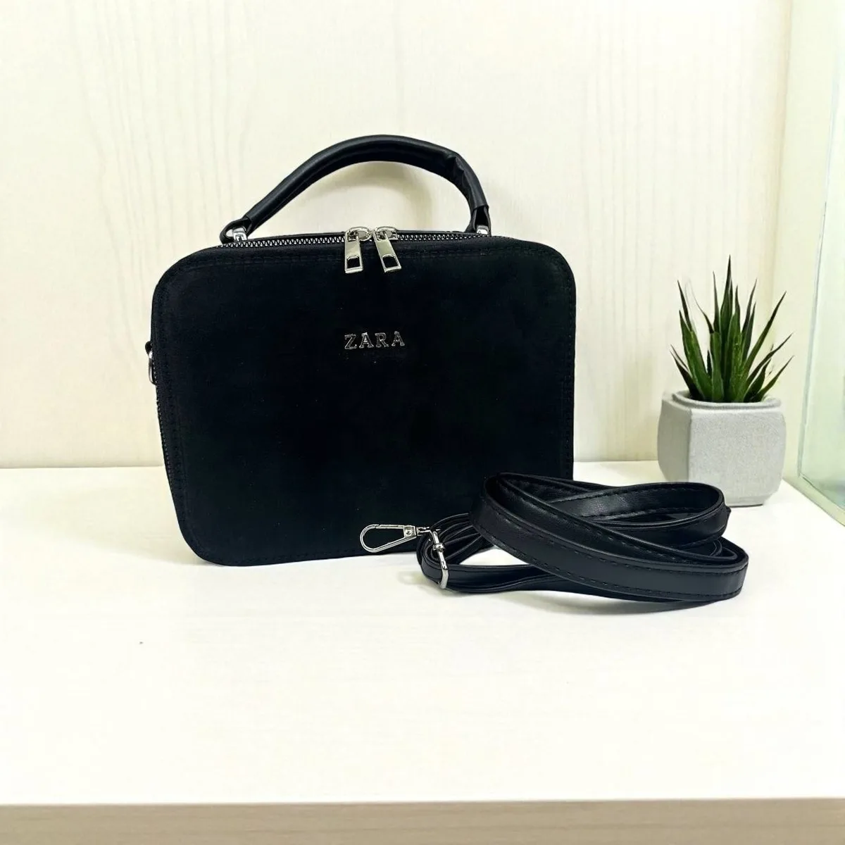 Замшевая мини-сумка на плечо Zara черная 21x8,5x16 см натуральная замша