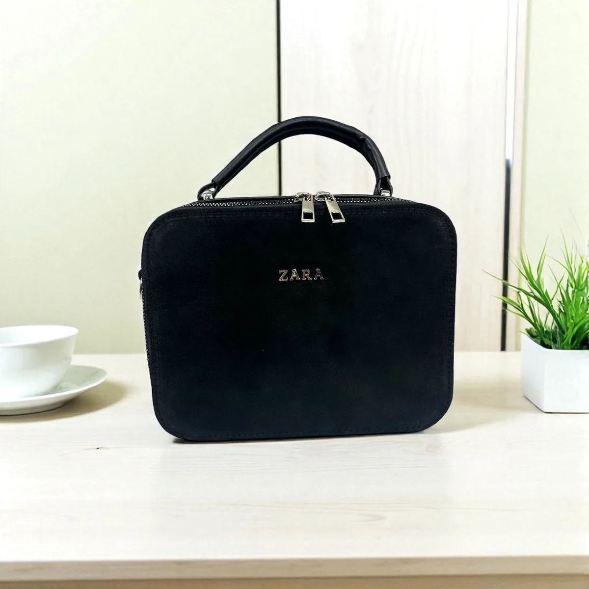 Замшевая мини-сумка на плечо Zara черная 21x8,5x16 см натуральная замша