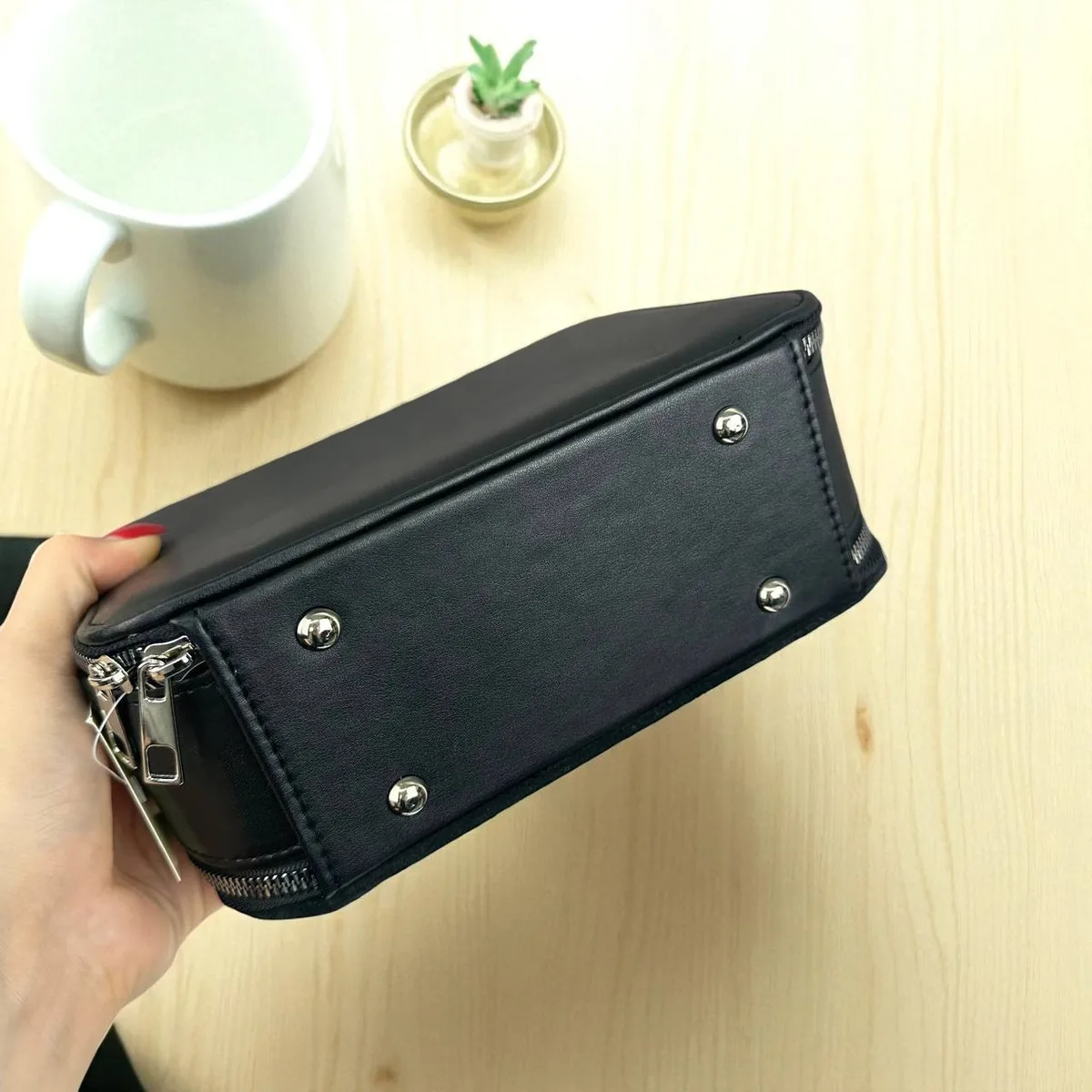 Замшевая мини-сумка на плечо Zara черная 21x8,5x16 см натуральная замша