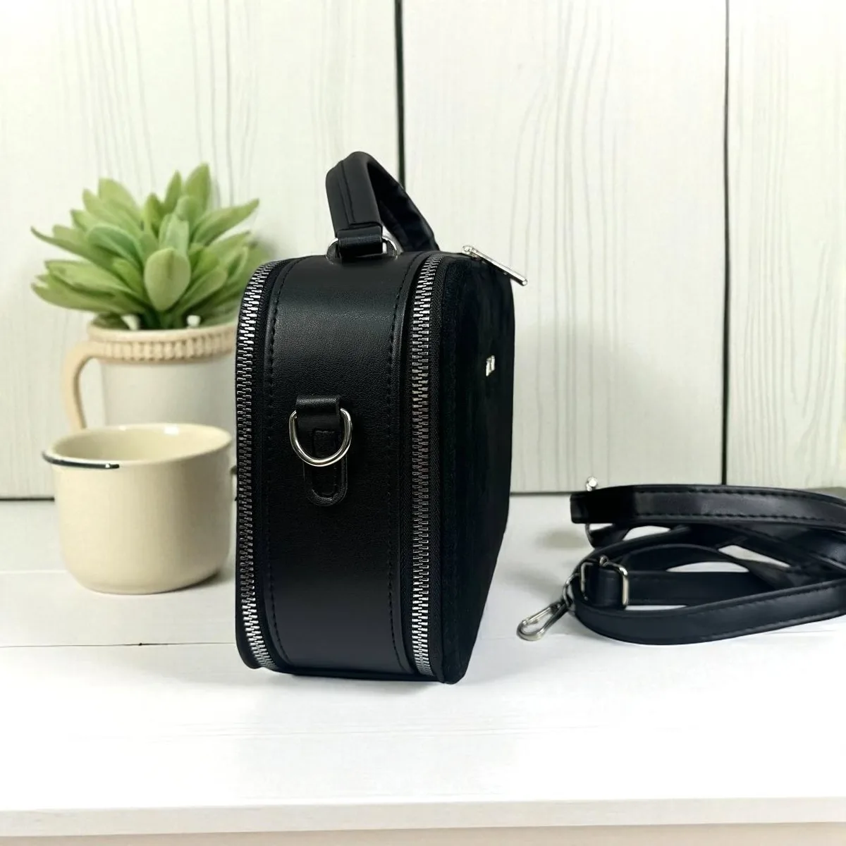 Замшевая мини-сумка на плечо Zara черная 21x8,5x16 см натуральная замша