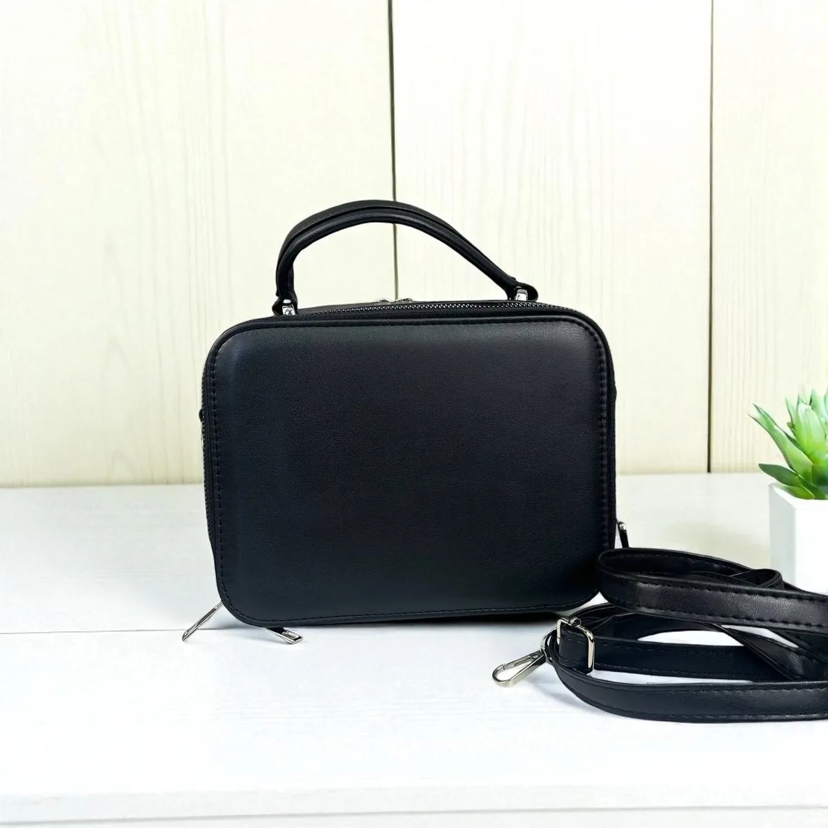 Замшевая мини-сумка на плечо Zara черная 21x8,5x16 см натуральная замша