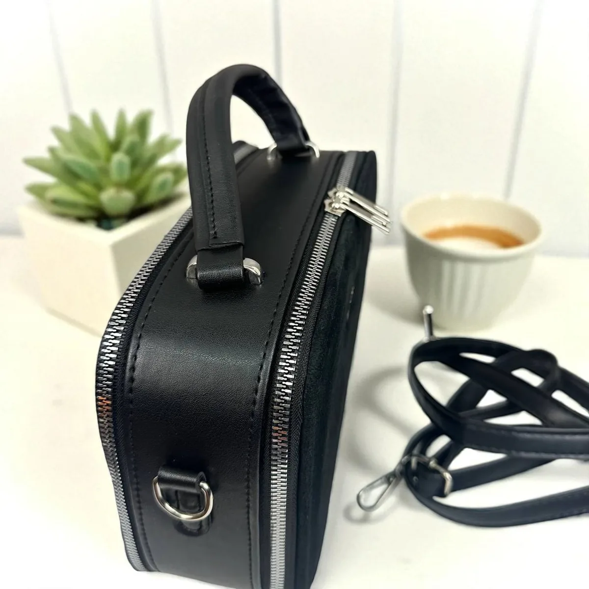 Замшевая мини-сумка на плечо Zara черная 21x8,5x16 см натуральная замша