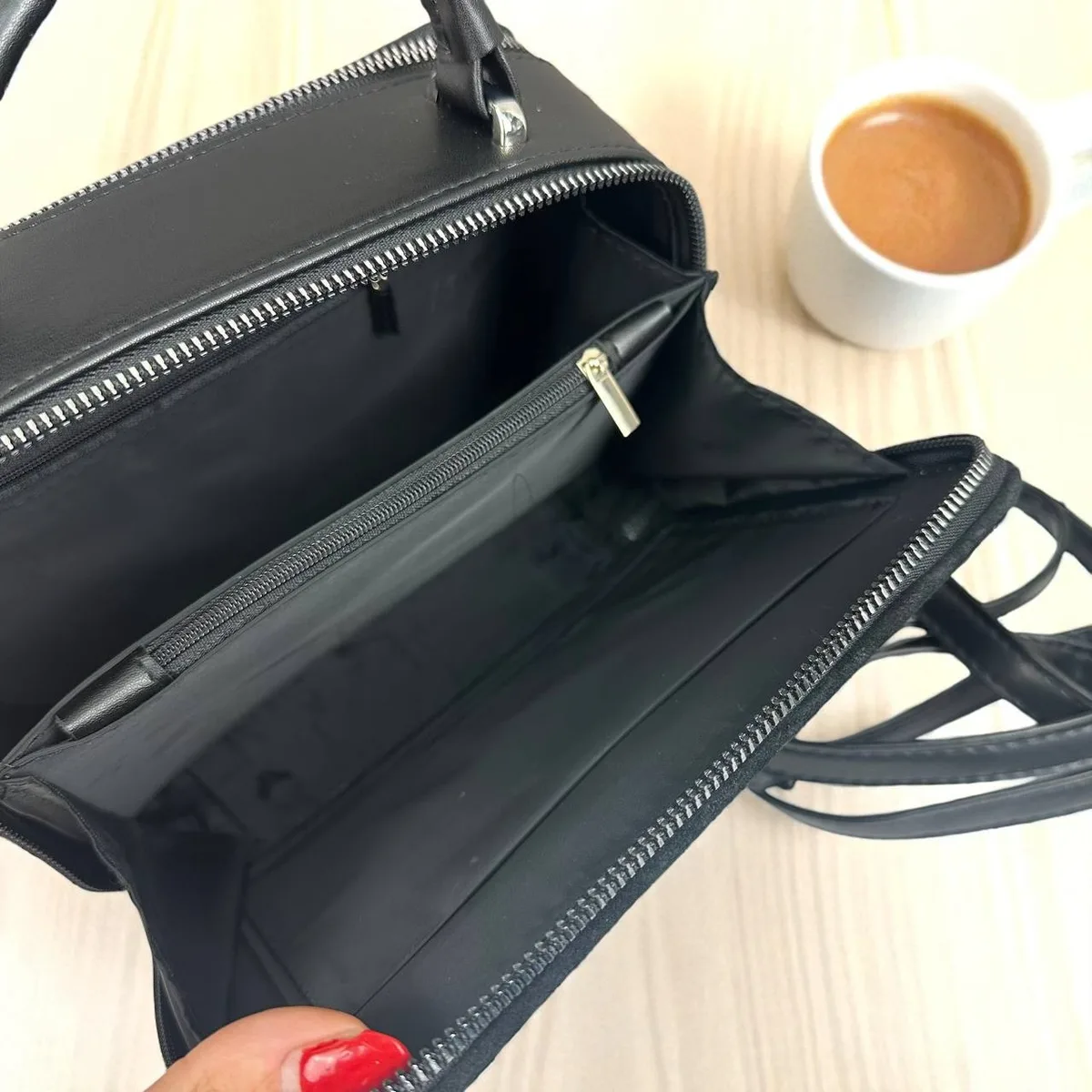 Замшевая мини-сумка на плечо Zara черная 21x8,5x16 см натуральная замша
