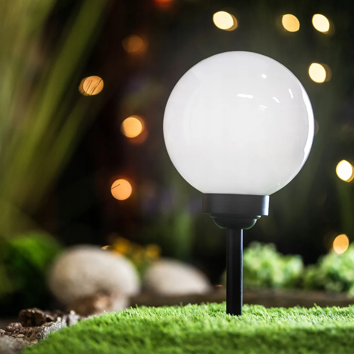 Садова LED куля LumiLED пластикова 25 см біла на сонячній батареї
