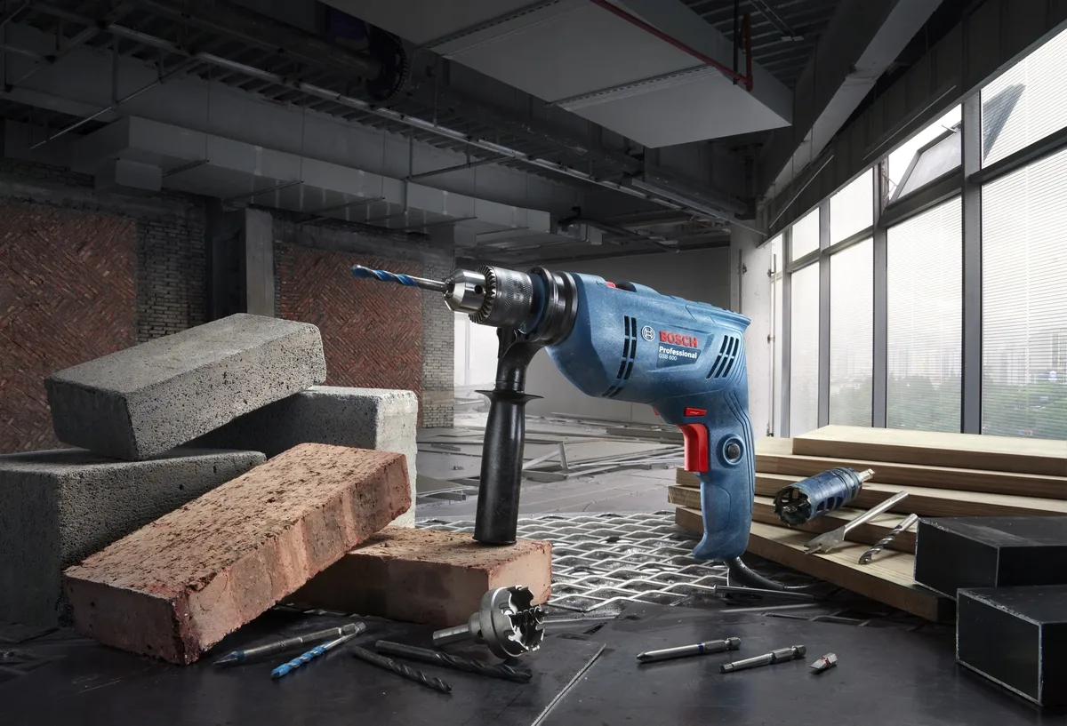 Ударний дриль Bosch Professional GSB 600 RE, 600 Вт, швидкість 0-3000 об/хв, діаметр свердління 1-10 мм, вага 1.7 кг.
