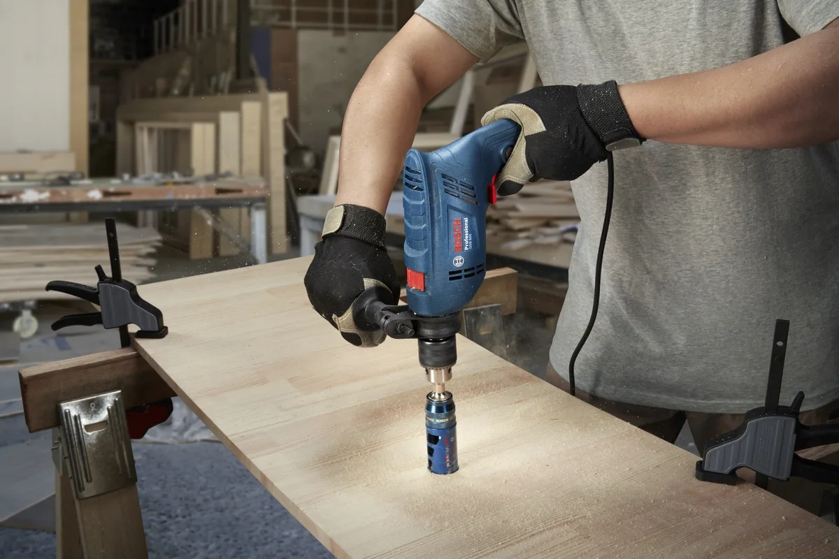Ударний дриль Bosch Professional GSB 600 RE, 600 Вт, швидкість 0-3000 об/хв, діаметр свердління 1-10 мм, вага 1.7 кг.
