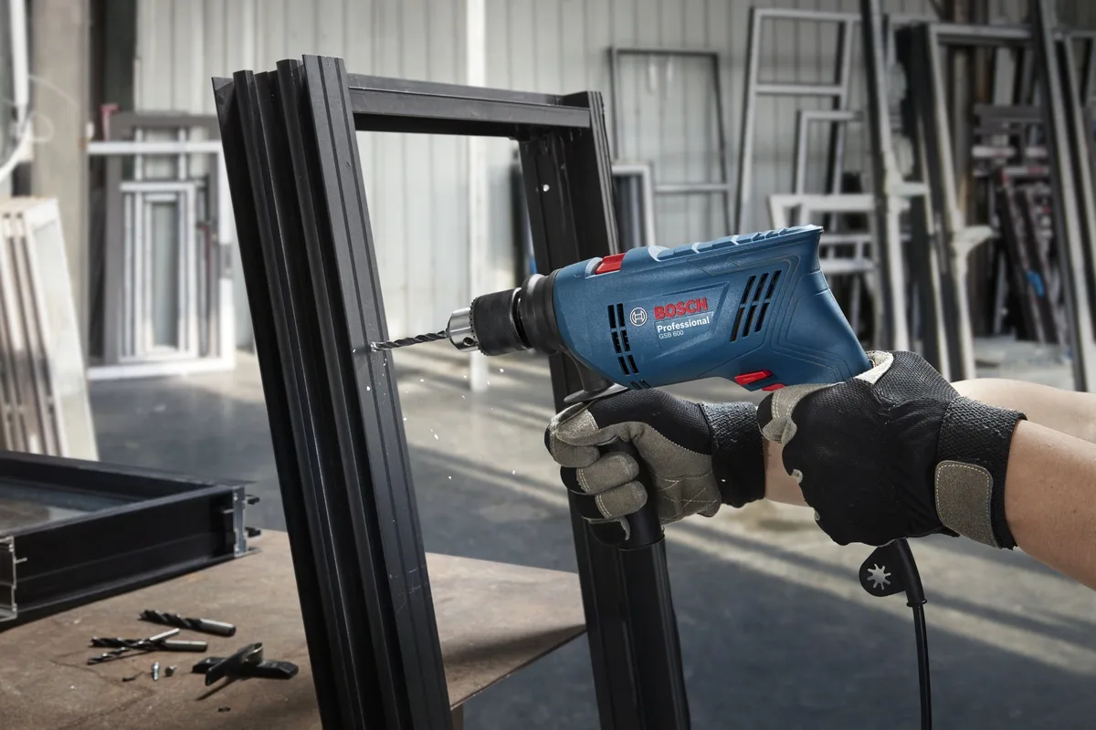 Ударний дриль Bosch Professional GSB 600 RE, 600 Вт, швидкість 0-3000 об/хв, діаметр свердління 1-10 мм, вага 1.7 кг.