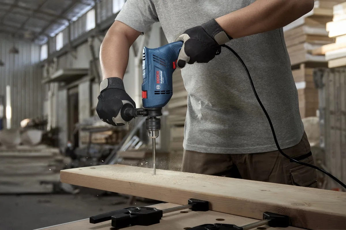 Ударний дриль Bosch Professional GSB 600 RE, 600 Вт, швидкість 0-3000 об/хв, діаметр свердління 1-10 мм, вага 1.7 кг.