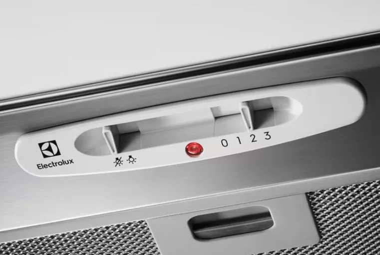 Вбудована витяжка Electrolux, 52 см, продуктивність 600 м3/год, нержавіюча сталь.