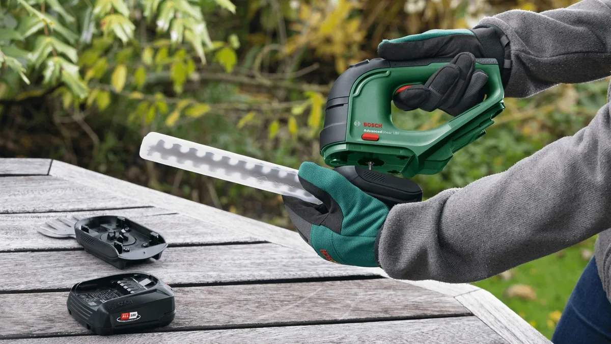 Акумуляторні ножиці для трави Bosch AdvancedShear 18В-10 з насадкою для кущорізу 10/20 см, крок різу 8 мм, вага 1.85 кг.
