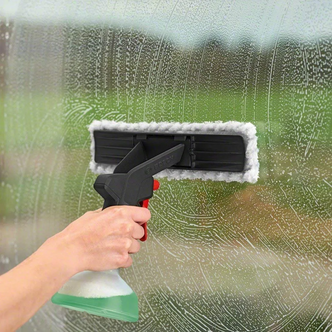 Акумуляторний віконний пилосос Bosch GlassVAC, 3.6В, 2Аг, об'єм контейнера 0.1 Л, вага 0.7 кг, комплектується насадками та пульвер