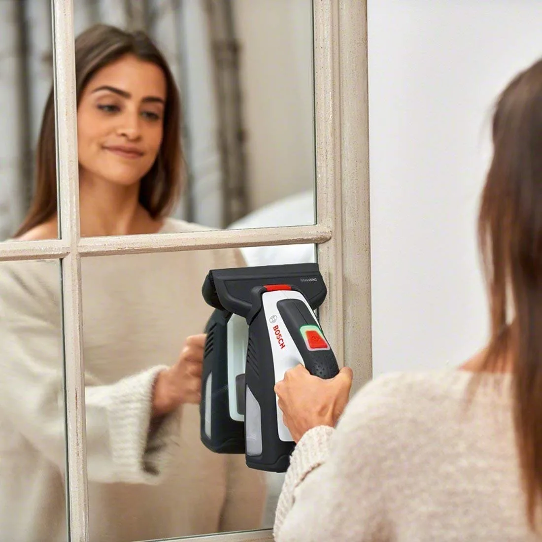Акумуляторний віконний пилосос Bosch GlassVAC, 3.6В, 2Аг, об'єм контейнера 0.1 Л, вага 0.7 кг, комплектується насадками та пульвер
