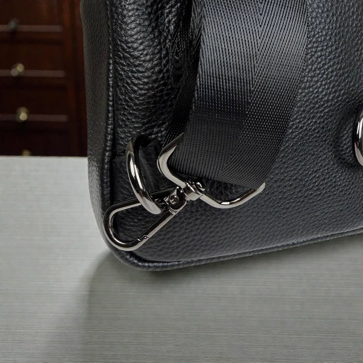 Чоловіча шкіряна сумка-бананка Lacoste 28x15x5 см натуральна шкіра чорна