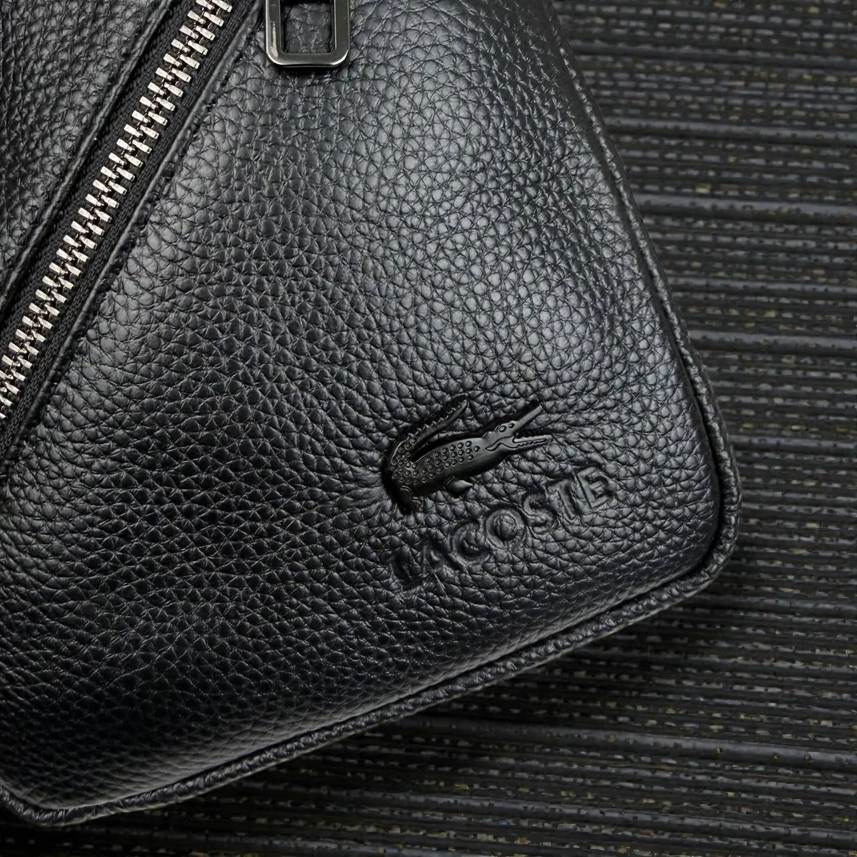Чоловіча шкіряна сумка-бананка Lacoste 28x15x5 см натуральна шкіра чорна