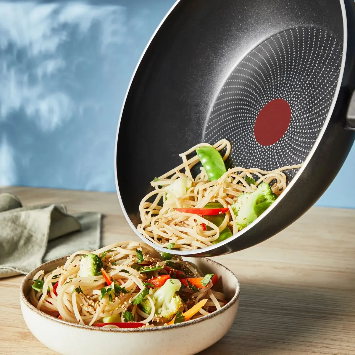 Сковорода ВОК Tefal So' Light, 28 см, алюмінієва, з бакелітовою ручкою, чорного кольору.