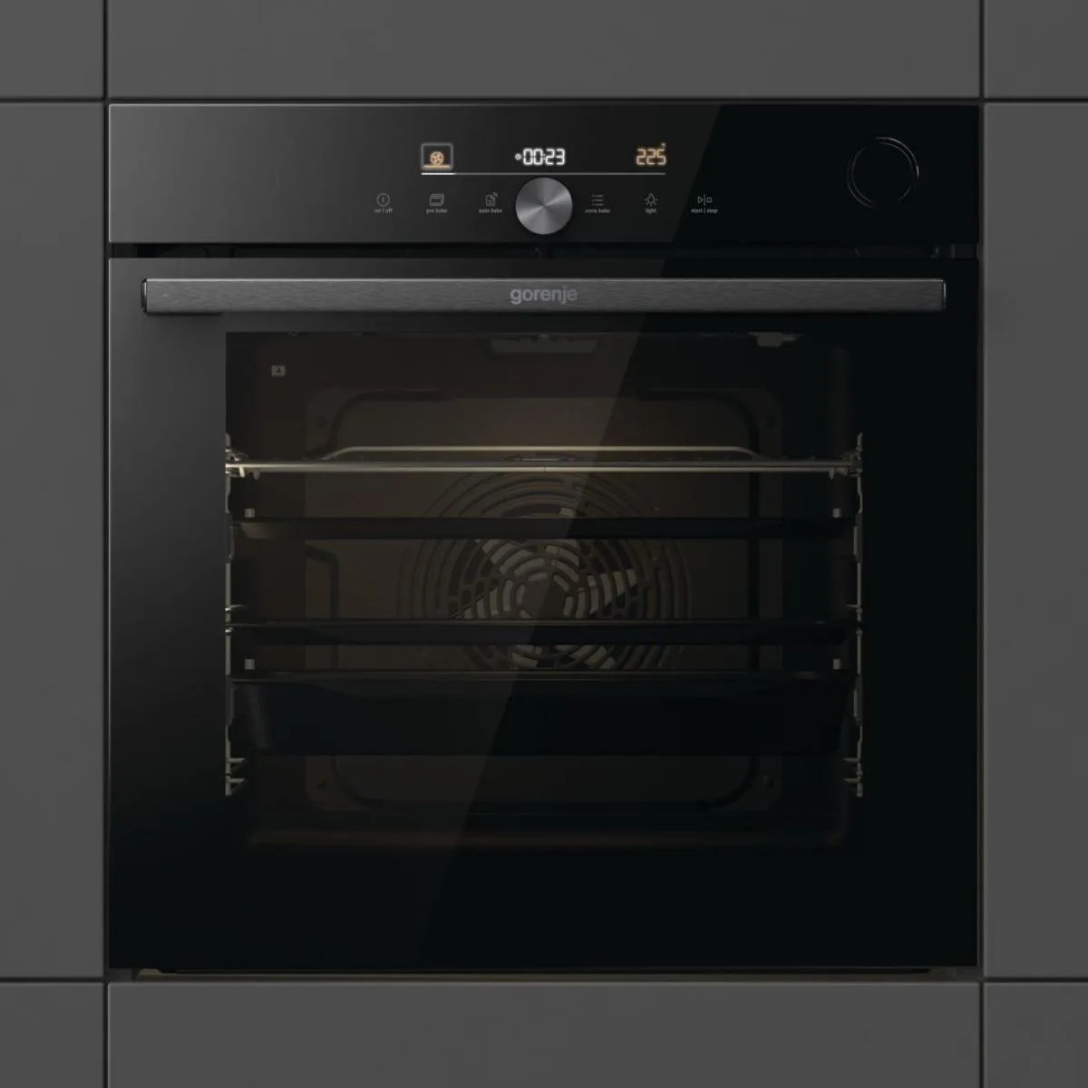 Електрична духова шафа Gorenje, 77 л, клас енергоефективності A+, з паровою функцією, дисплеєм та Wi-Fi, чорного кольору.