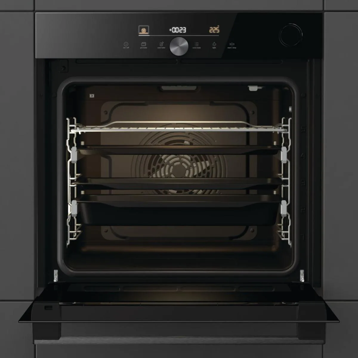 Електрична духова шафа Gorenje, 77 л, клас енергоефективності A+, з паровою функцією, дисплеєм та Wi-Fi, чорного кольору.