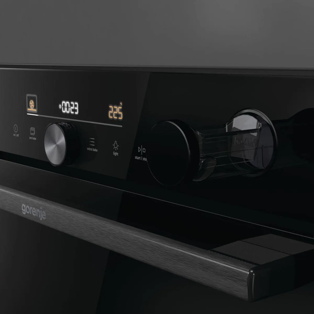 Електрична духова шафа Gorenje, 77 л, клас енергоефективності A+, з паровою функцією, дисплеєм та Wi-Fi, чорного кольору.