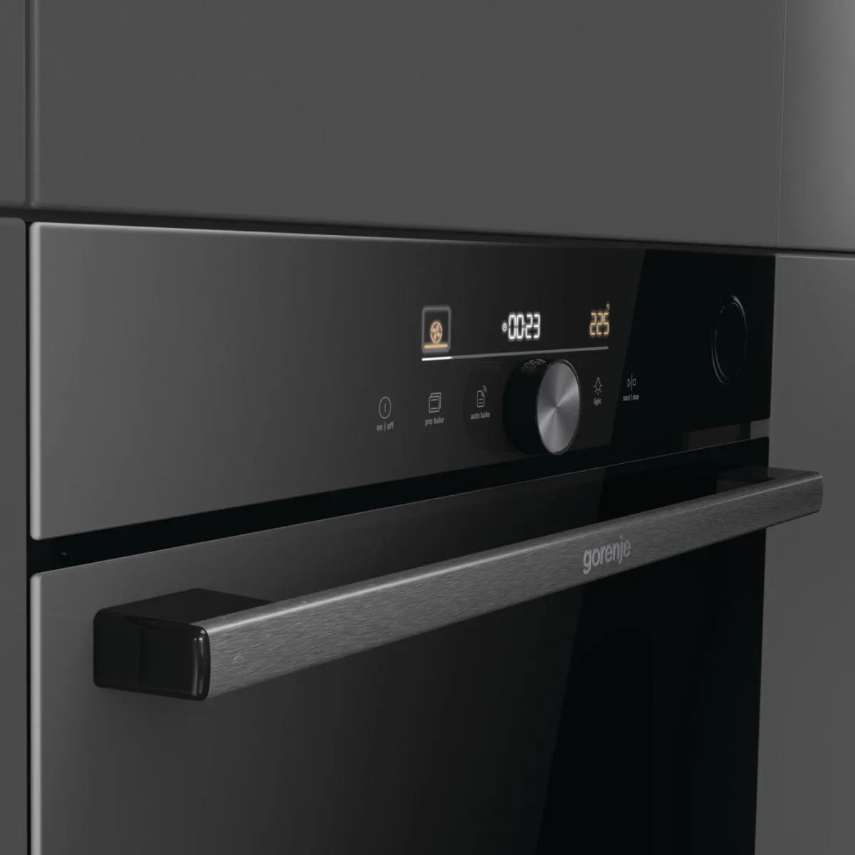 Електрична духова шафа Gorenje, 77 л, клас енергоефективності A+, з паровою функцією, дисплеєм та Wi-Fi, чорного кольору.