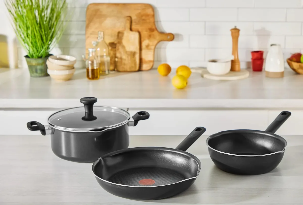 Сковорода з кришкою Tefal Day by Day, 20 см, алюмінієва, з бакелітовою ручкою та скляною кришкою, чорного кольору.